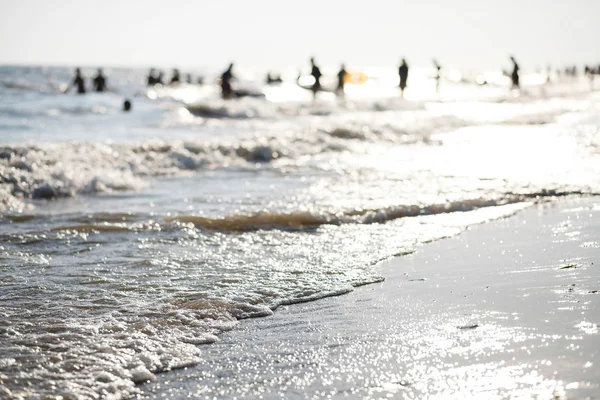 Meereswelle am Sandstrand. — Stockfoto