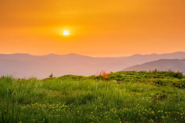 Majestic sunset in the mountains landscape. orange sky. — Stock Photo, Image