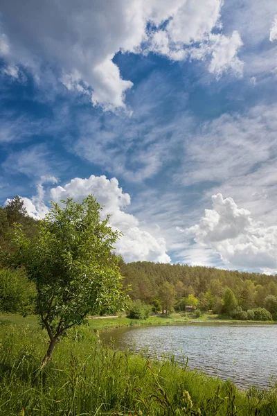 Landskap med sjö och molnig himmel — Stockfoto