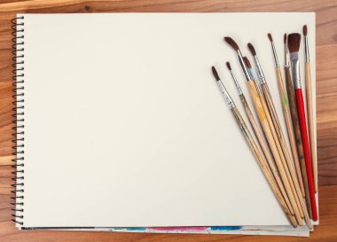 Boyama ve boş beyaz kağıt levha için fırçalar
