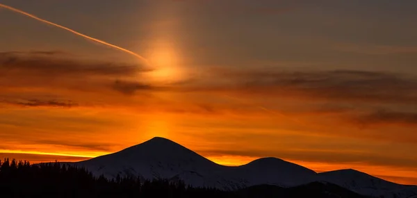 Majestic sunset in the mountains landscape. Dramatic sky. — Stock Photo, Image