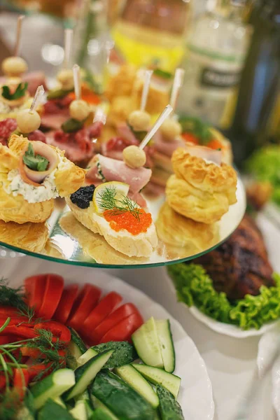Mesa de banquete de catering decorado con diferentes aperitivos de alimentos —  Fotos de Stock