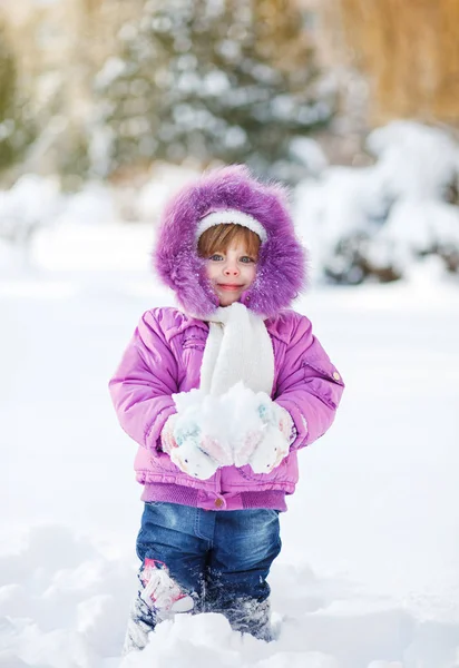 Söt flicka vinter porträtt — Stockfoto