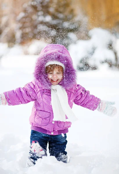 Glad rolig liten flicka i snö — Stockfoto