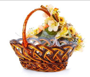 beyaz zemin üzerine dekore izole sepeti