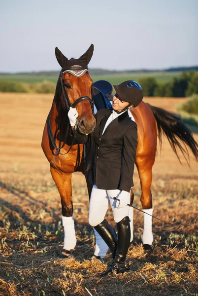 Mujer feliz con su caballo - Hermosa joven a caballo —  Fotos de Stock