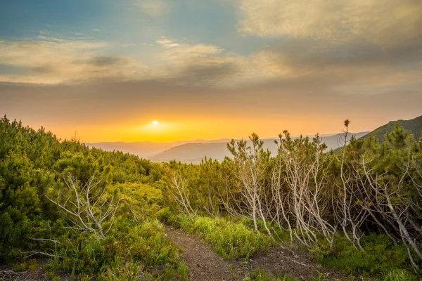 Majestuoso atardecer en el paisaje de las montañas. — Foto de Stock