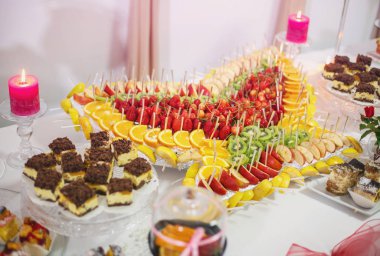 lüks düğün Resepsiyon masasında üzerinde zengin pek çok taze meyve.