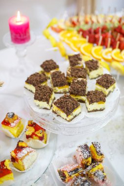 Farklı lezzetli tatlılar ve pastalar masada