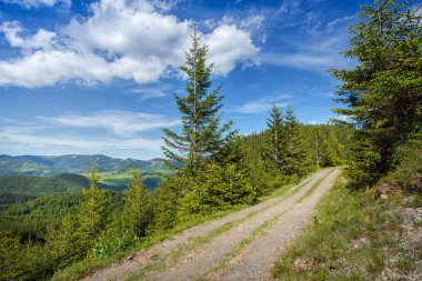Dağ yolundan ve gökyüzü bulutlu