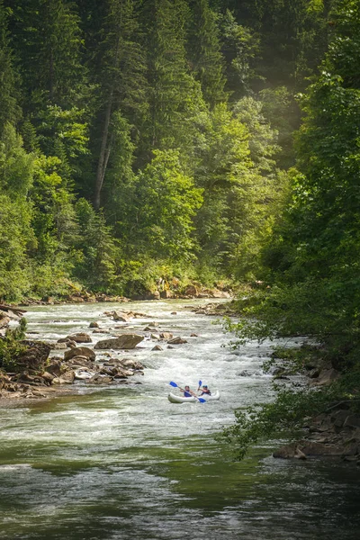 Due persone alla deriva barca rapido fiume di montagna — Foto Stock