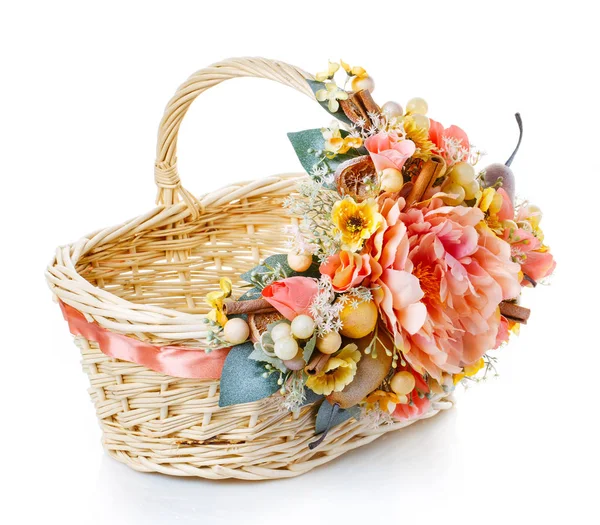 Košík s květinami na oslavu Velikonoc na bílém pozadí — Stock fotografie