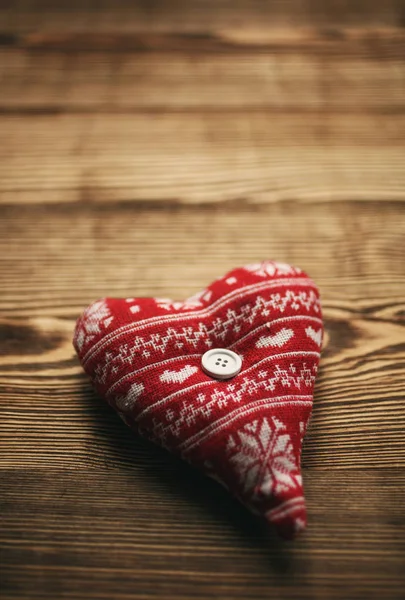 Corazón de tela rústica sobre fondo de madera vieja , —  Fotos de Stock