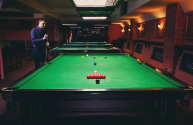 Oyun, bilardo topu amaçlayan adam oyun