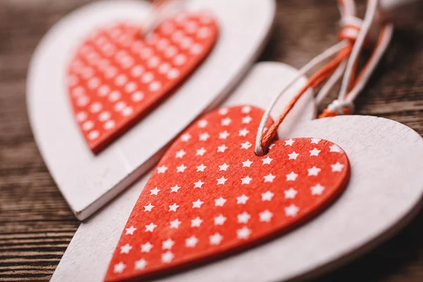 Corazones de Navidad cosidos blancos y rojos sobre fondo de madera —  Fotos de Stock