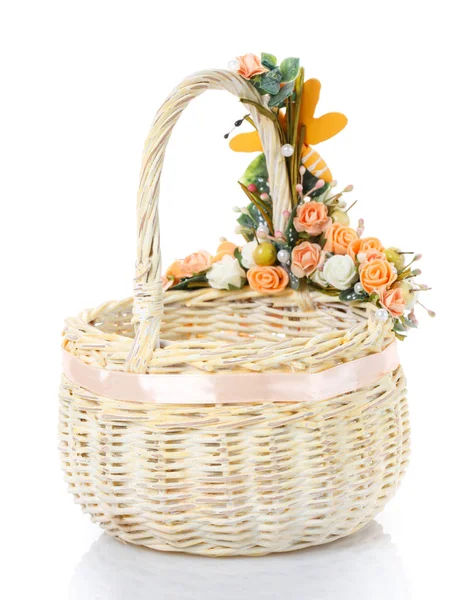 复活节在白色背景上的篮子里 — 图库照片