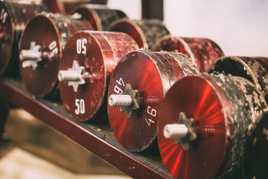 Bir spor salonunda dizilmiş ağırlıklar basık satır