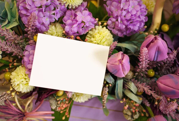 Delikatny bukiet kwiatowy z czystą kartę dla tekstu — Zdjęcie stockowe