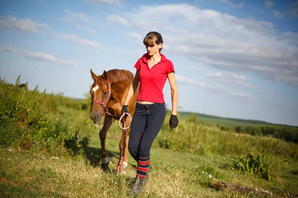 Cavalo mulher jockey em uniforme de pé com cavalo — Fotografia de Stock