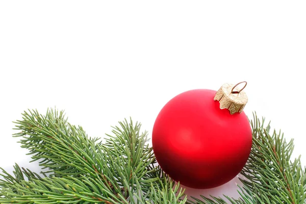 Κόκκινη Χριστουγεννιάτικη μπάλα και έλατα κλαδιά. Χριστούγεννα διακόσμηση απομονωμένες — Φωτογραφία Αρχείου
