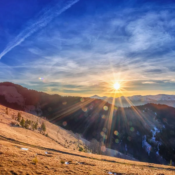 Majestuoso atardecer en el paisaje de las montañas. Cielo dramático. — Foto de Stock