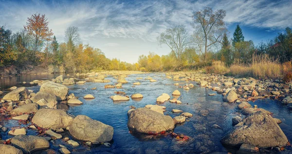 Vackra f mountain river i höst skog — Stockfoto