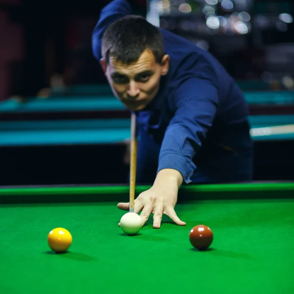 Joueur de ballon et de billard — Photo