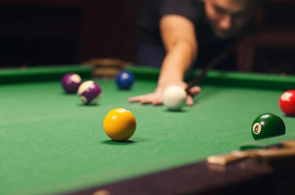 Homem jogando bilhar — Fotografia de Stock