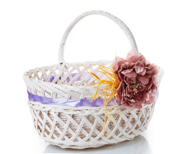 beyaz izole çiçek sepeti süslenmiş