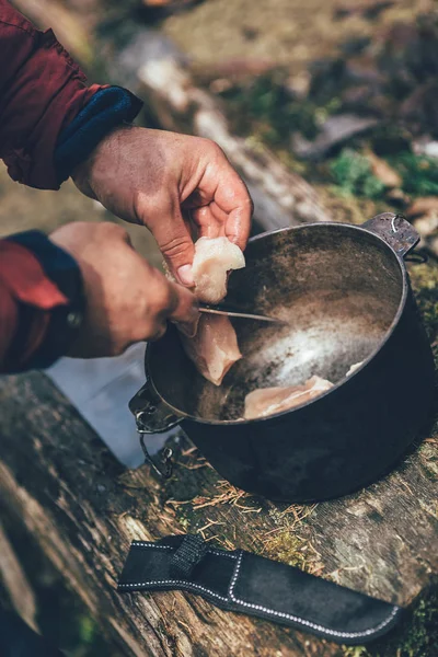 Preparación de comida en fogata en acampada salvaje — Foto de Stock