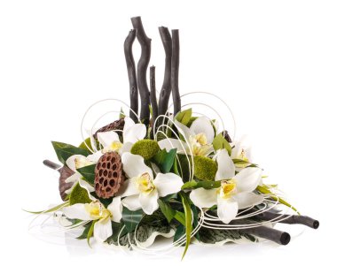 çiçekler ve mumlar bileşimi ile dekorasyon