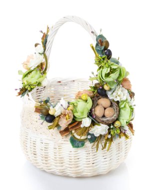 Boş sepet beyaz zemin üzerine dekore edilmiştir