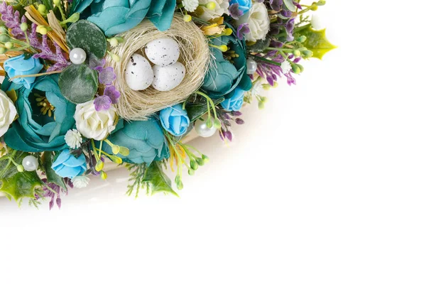 Mand met bloemen te vieren Pasen op een witte achtergrond — Stockfoto