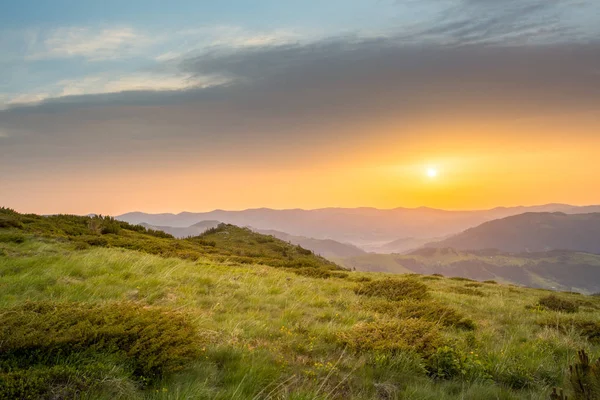 Majestuoso atardecer en el paisaje de las montañas. foto hdr — Foto de Stock