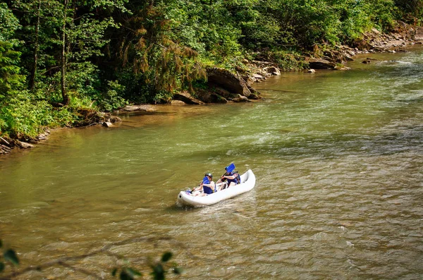 Duas pessoas barco à deriva rio montanha rápida — Fotografia de Stock