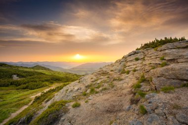 dağlarda güneşli sabah.