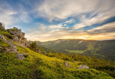 Dağlarda muhteşem bir gün batımı.