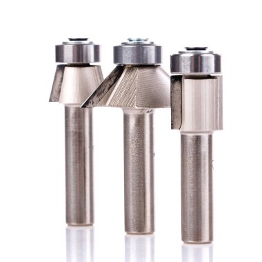 Matkap burguları tahta üzerinde beyaz izole için farklı şekiller