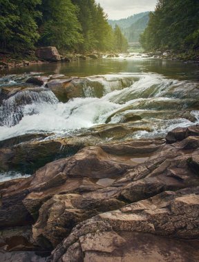 Bahar dağ nehir. Dağ manzarası.
