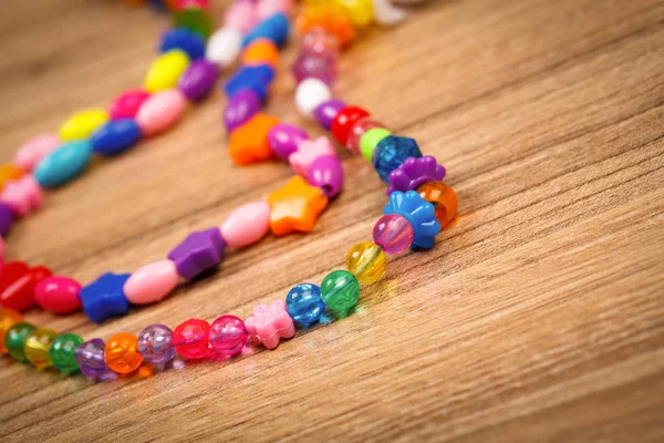 Serpiente de cuentas de colores sobre un fondo de madera — Foto de Stock