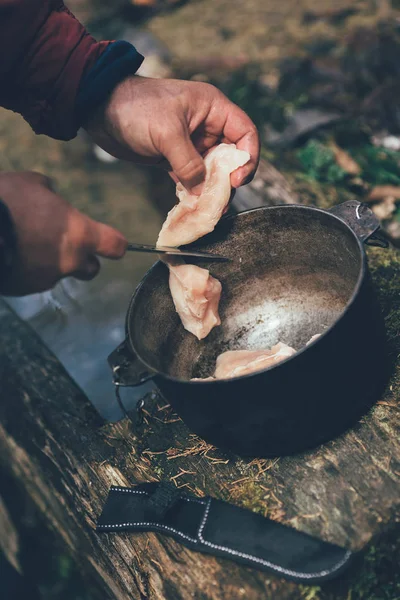 Приготування м'яса в полі — стокове фото