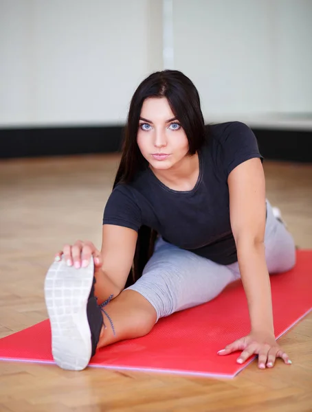 Mujeres haciendo estiramiento en el gimnasio — Foto de Stock