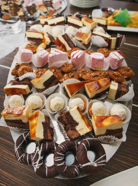 Delicioso buffet doce com cupcake — Fotografia de Stock