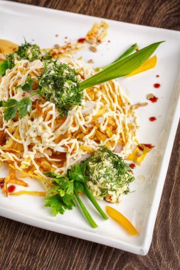 salata tavuk patates cipsi ve peynir ağrıları