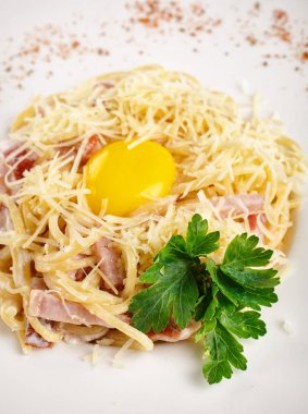 Carbonara pastırma ve parmesan ile