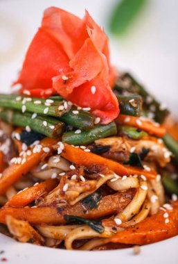 sebze ve zencefil ile erişte