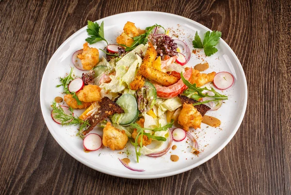 Comidas de restaurante - ensalada con verduras frescas a la parrilla de ternera y patatas al horno — Foto de Stock
