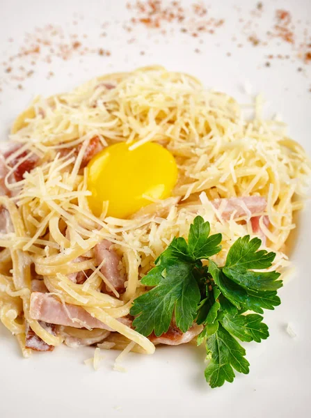 Carbonara pastırma ve parmesan ile