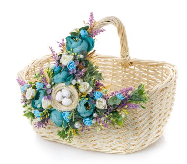 beyaz zemin üzerinde Paskalya sepeti