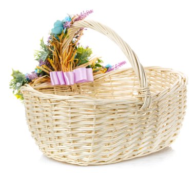 beyaz zemin üzerine dekore izole sepeti